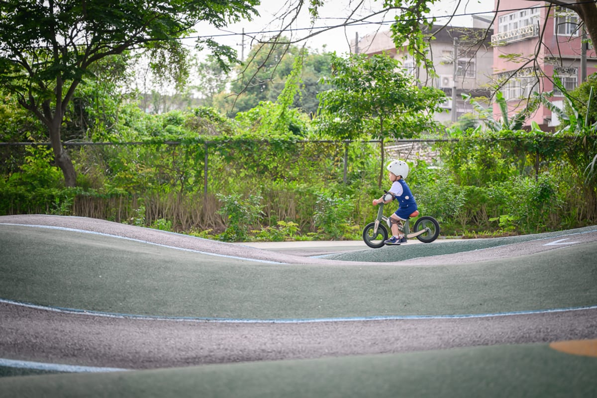 新竹風火輪公園藏在香山高架橋下,以起伏波浪狀瀝青跑道為主體,適合幼童騎滑步車練習平衡,旁邊設有健身器材、遊樂設施與大沙坑。本文整理場地設施配置、滑步車道實際狀況、帶小孩注意事項與停車建議,幫你決定要不要專程來一趟。