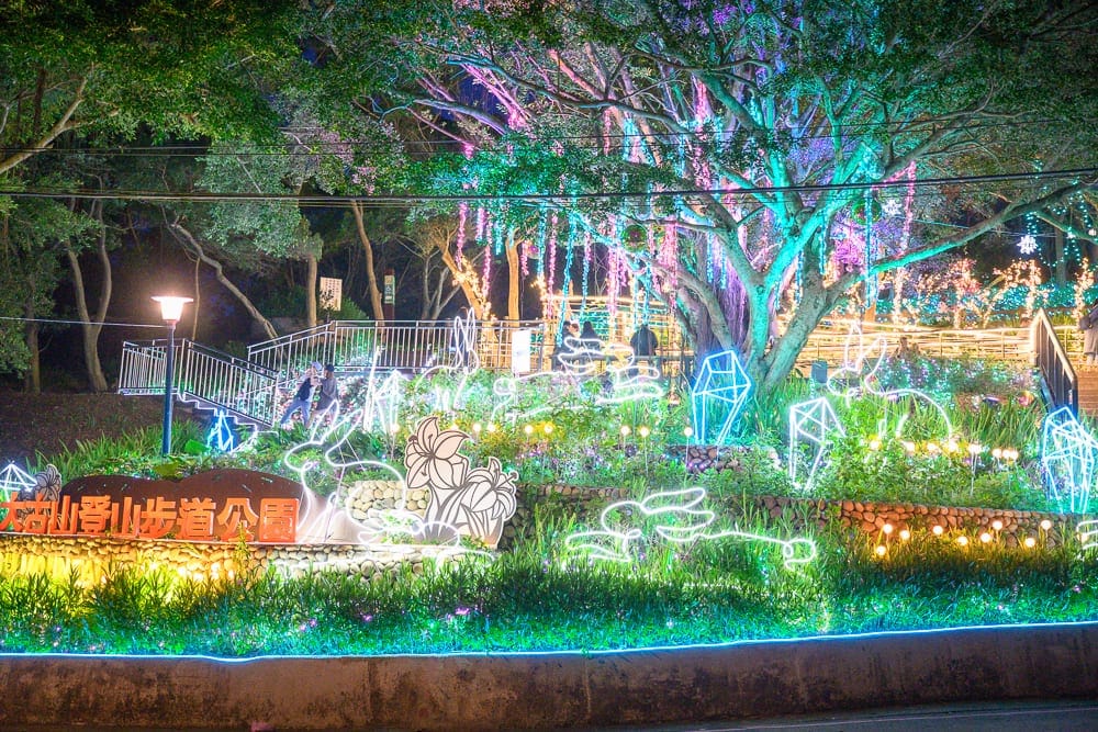 桃園大古山步道夏日繽紛派對完整攻略|夜間燈海步道玩法解析 7 桃園大古山步道夏日繽紛派對|夜間公園,大樹,燈飾,兔形燈條,花壇,石階步道,欄杆,燈柱,招牌,草皮