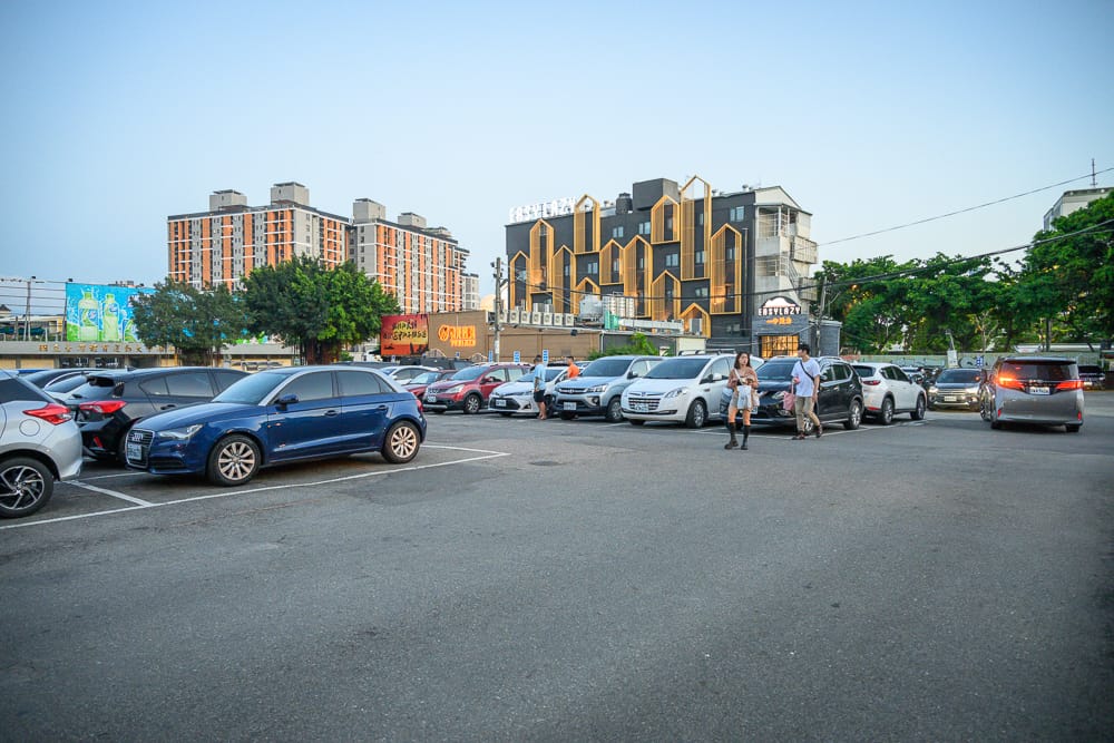 台中一中街夜市|我們去過才知道,熱狗現炸要排隊,招牌從街頭亮到街尾 2 台中一中街夜市場景