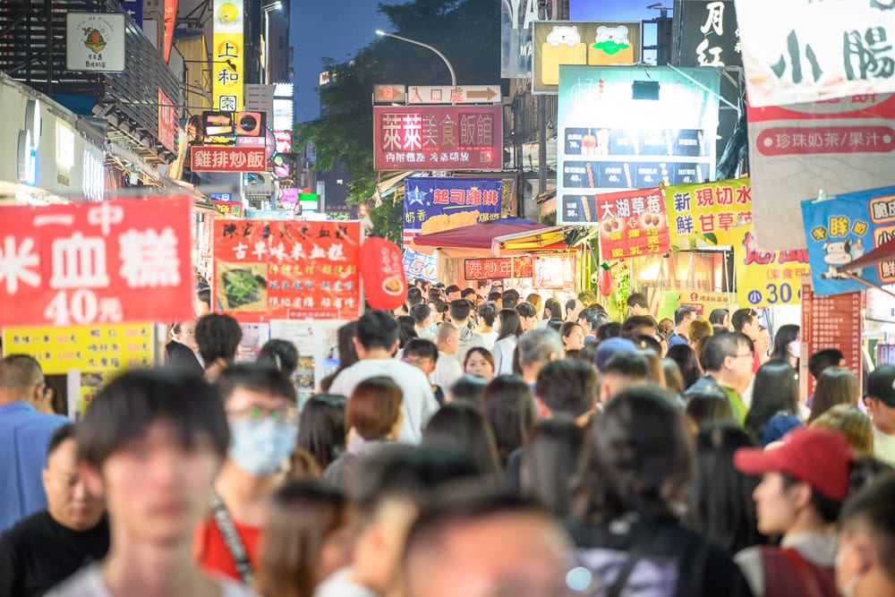 台中一中街夜市|我們去過才知道,熱狗現炸要排隊,招牌從街頭亮到街尾 3 台中一中街夜市 - 一中街夜市在哪?位置、規模與遊玩動線