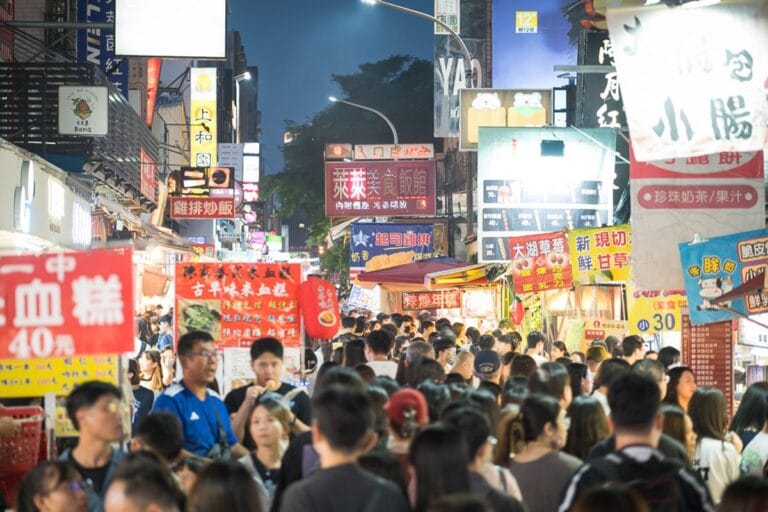 台中一中街夜市｜人天天來，招牌林立燈火通明，熱狗現炸排隊才知道香