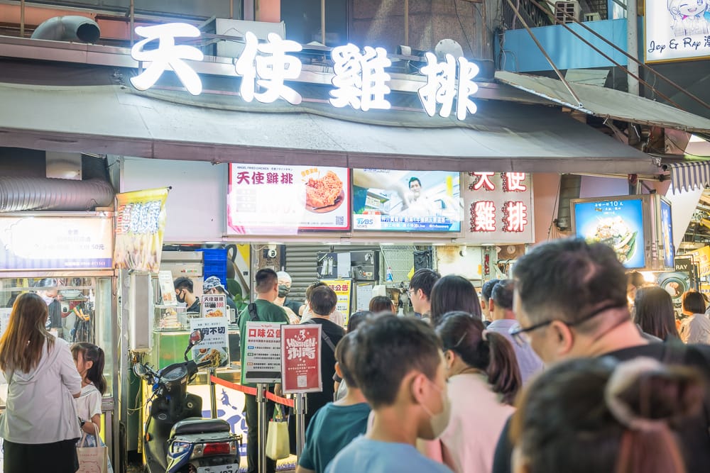 台中一中街夜市|我們去過才知道,熱狗現炸要排隊,招牌從街頭亮到街尾 5 台中一中街夜市 - 一中街夜市的餐飲與配套設施