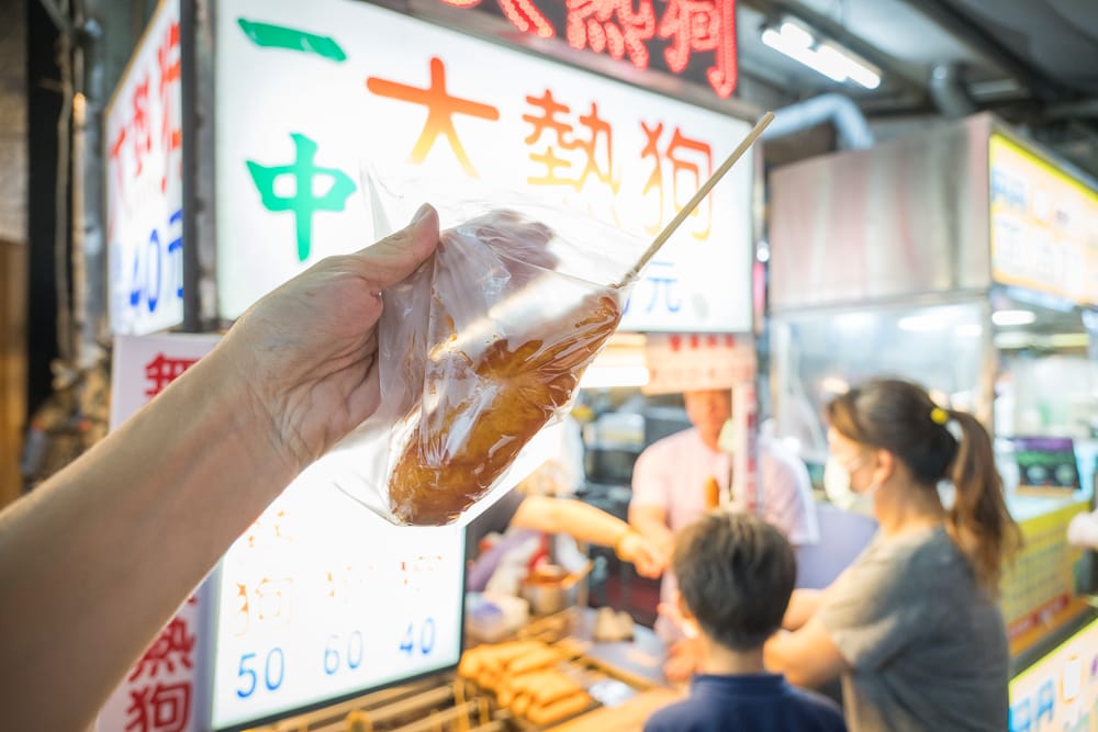 台中一中街夜市|我們去過才知道,熱狗現炸要排隊,招牌從街頭亮到街尾 4 台中一中街夜市 - 一中街夜市必看亮點與主要體驗