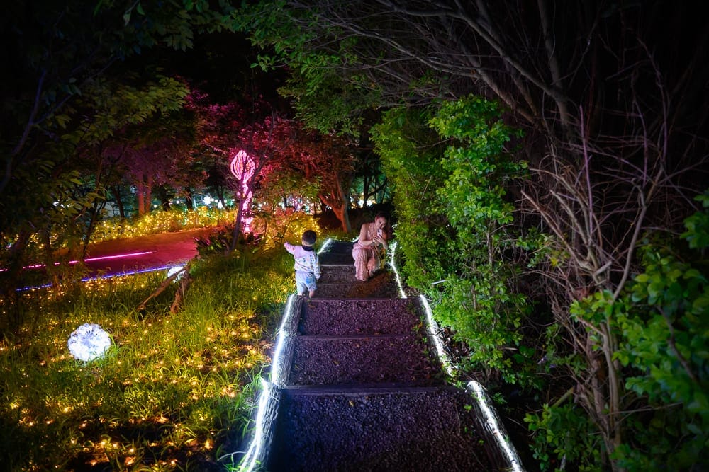 桃園大古山步道夏日繽紛派對完整攻略|夜間燈海步道玩法解析 3 桃園大古山步道夏日繽紛派對 石階散步、斜坡草地與親子同遊動線