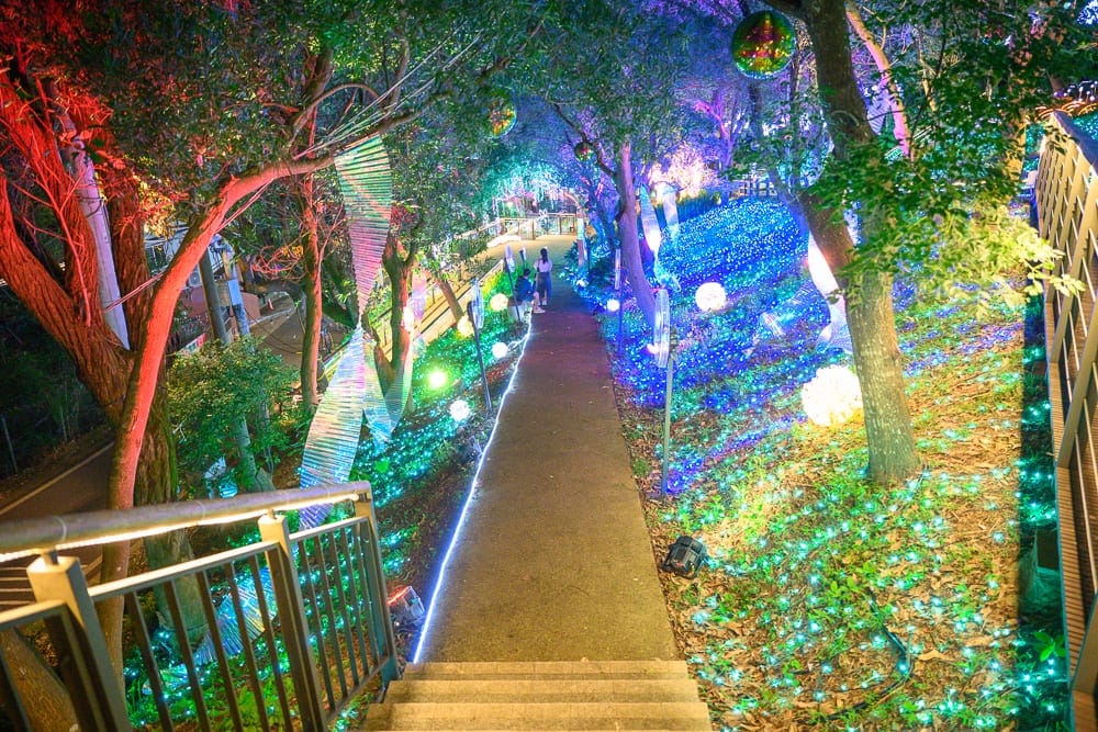 桃園大古山步道夏日繽紛派對完整攻略|夜間燈海步道玩法解析 2 桃園大古山步道夏日繽紛派對 藍綠LED斜坡、球形燈飾與彩色樹幹光