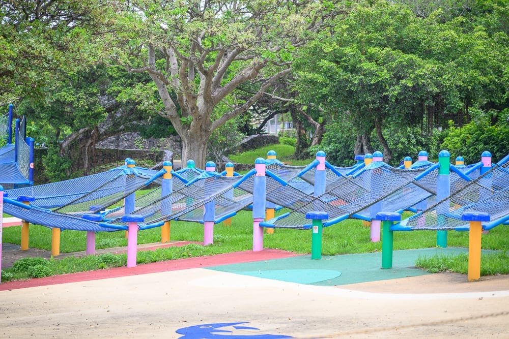 沖繩本部美麗海水族館完整攻略|巨型展缸、海豚池與親子戶外設施玩法解析 3 沖繩本部美麗海水族館 海豚池觀賞與兒童彩色攀爬遊樂場