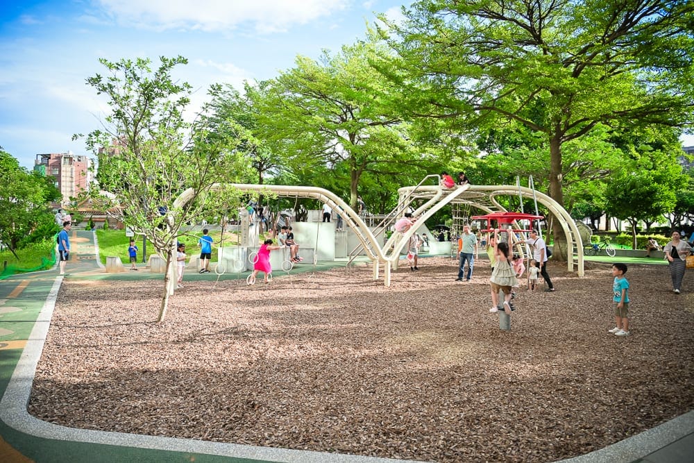 桃園中壢光明公園 攀爬架、溜滑梯與木造恐龍裝置