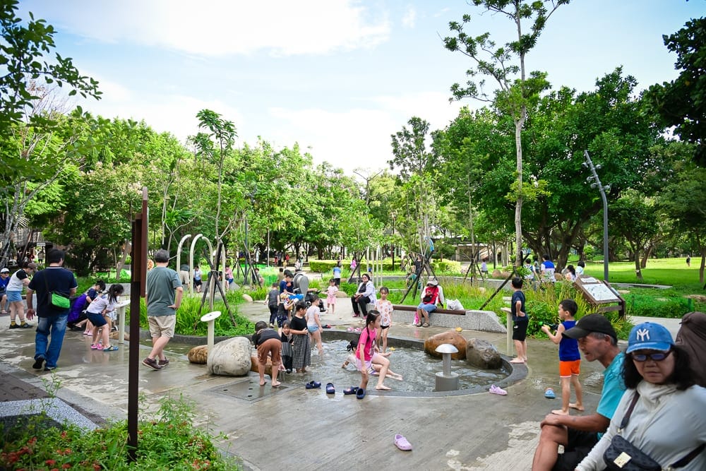 桃園中壢光明公園 戲水池、噴泉廣場與水道玩法