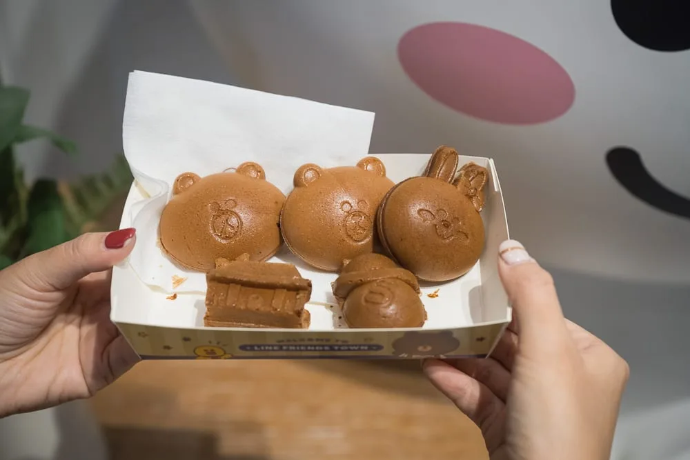 台中熊大的麗寶小鎮完整攻略|LINE FRIENDS 七大互動主題、門票與 50 分鐘玩法 4 台中麗寶樂園熊大主題 卡通造型小蛋糕與園區限定