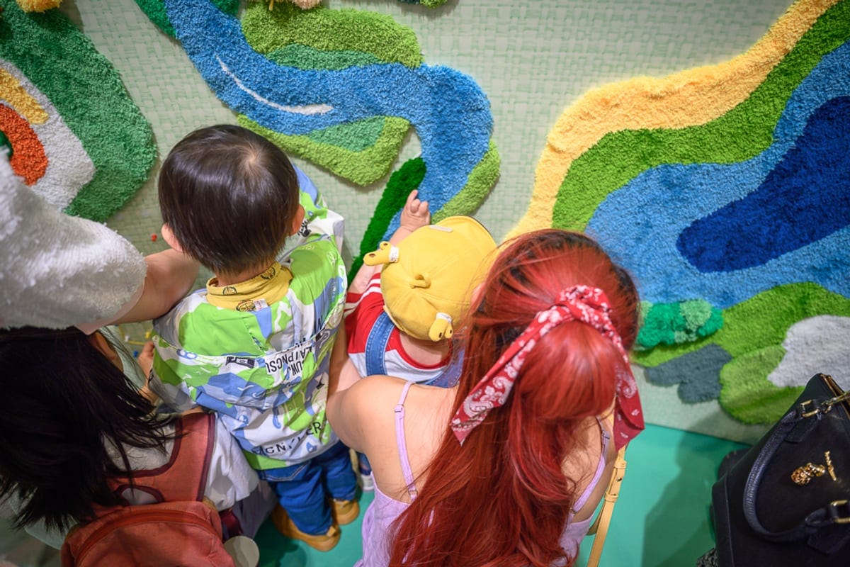 桃園市立兒童美術館坐落於大片綠地湖畔,白色斜屋頂建築搭配斜張橋步道,戶外空間開闊好逛。館內設有互動展區、彩色織毯裝置等親子展覽,18歲以下免票入場,桃園市民票價更有優待。本文整理展區重點、票券購買方式、最佳造訪時段與注意事項,帶孩子來前一定要先看。