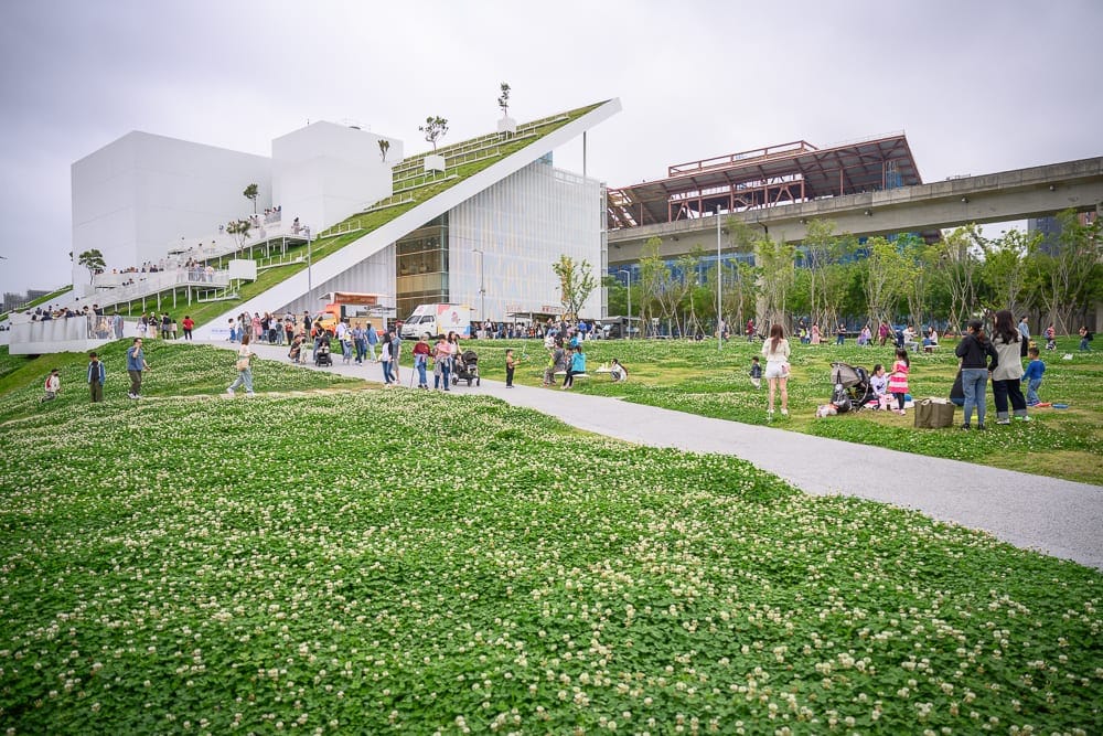 桃園市立兒童美術館 白色建築、斜張橋與湖畔綠地散步路線