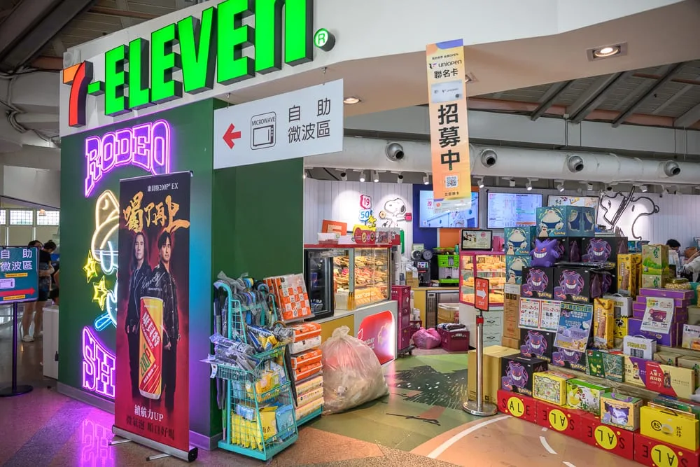 台南關廟服務區赤壁茶寮｜便利商店，招牌，商品陳列架，宣傳立牌，垃圾袋，室內。]]></thought>