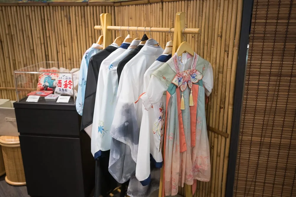 台南關廟服務區赤壁茶寮完整指南|竹牆茶品與農特產選購攻略 3 台南關廟服務區赤壁茶寮 傳統服飾體驗與竹牆拍照空間