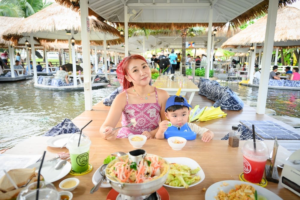 泰國芭達雅 Pa Boon Café 5 親子景點完整指南|動物餵食與園林造景玩法解析 4 泰國芭達雅Paboon cafe 池畔茅草涼亭用餐、椰子飲品與卡拉OK包廂