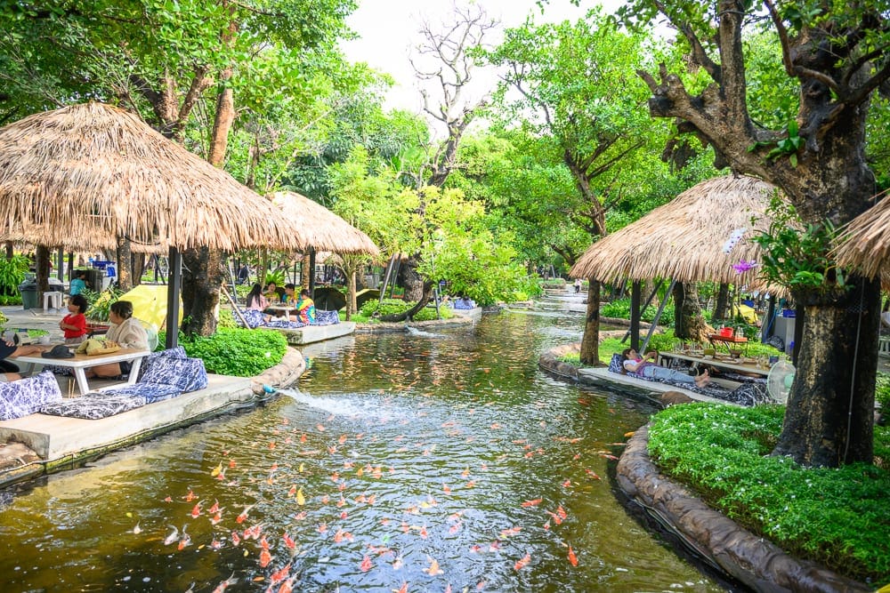 泰國芭達雅 Pa Boon Café 5 親子景點完整指南|動物餵食與園林造景玩法解析 2 泰國芭達雅Paboon cafe 茅草涼亭、人工瀑布與木棧道全攻略