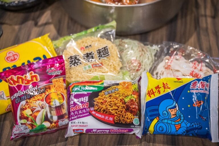 新北林口巴適火鍋｜我們去過才知道，門口木椅配紅花裝飾比裡面還好拍，泡麵鍋底是主打