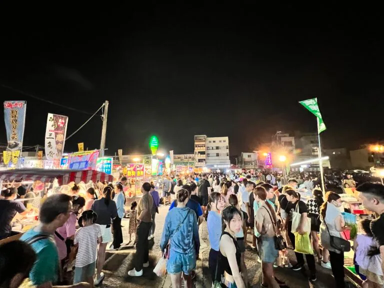 台南武聖夜市｜人天天來的那種，射箭、彈珠台、烤豬攤全在這才知道