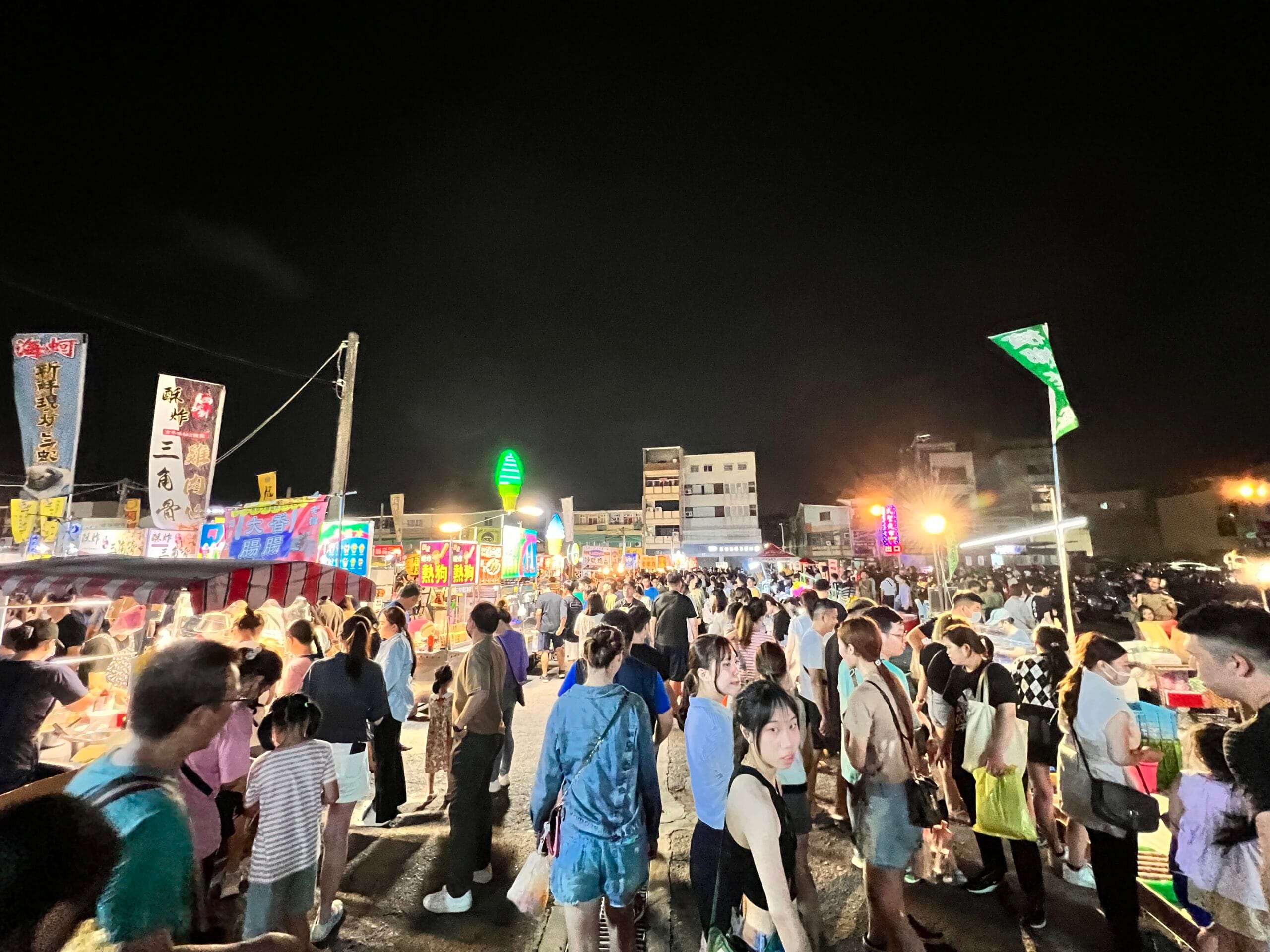 台南武聖夜市｜人天天來的那種，射箭、彈珠台、烤豬攤全在這才知道