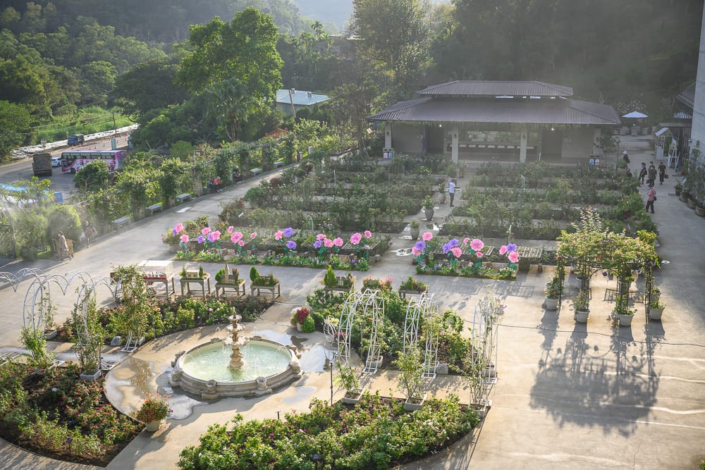 苗栗雅聞七里香玫瑰森林｜戶外花園，噴泉，植物，花圃，涼亭，步道，綠樹，遠山，建築