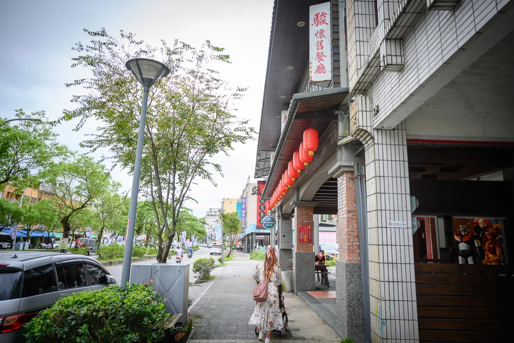 宜蘭駿懷舊餐廳|復古雜貨、黑膠唱片裝飾與紅磚牆餐廳空間,適合喜歡懷舊氛圍的聚餐場合 2 宜蘭駿懷舊餐廳場景