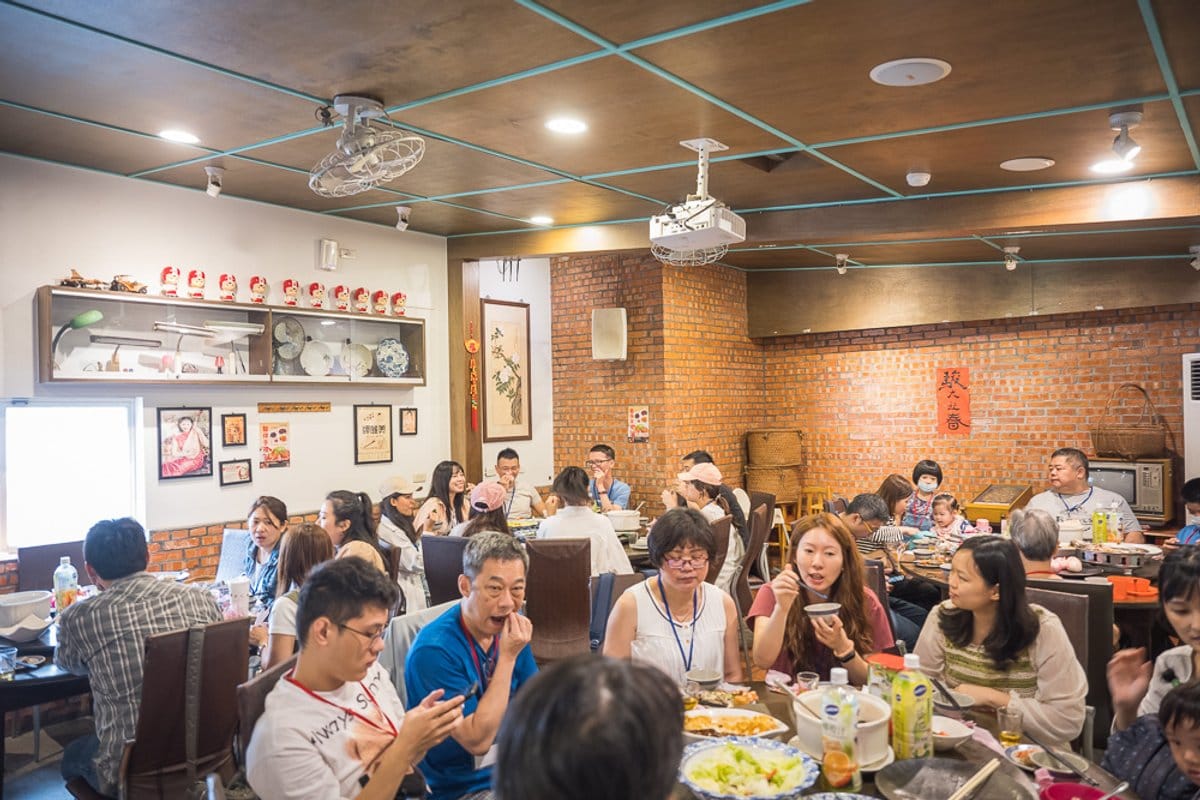 用餐費用方面，合菜低消 3,000 元起，單點品項落在 150 至 580 元之間，全年不收服務費（過年期間除外）。午間營業至 14:00，晚間至 21:30，附設免費停車場。