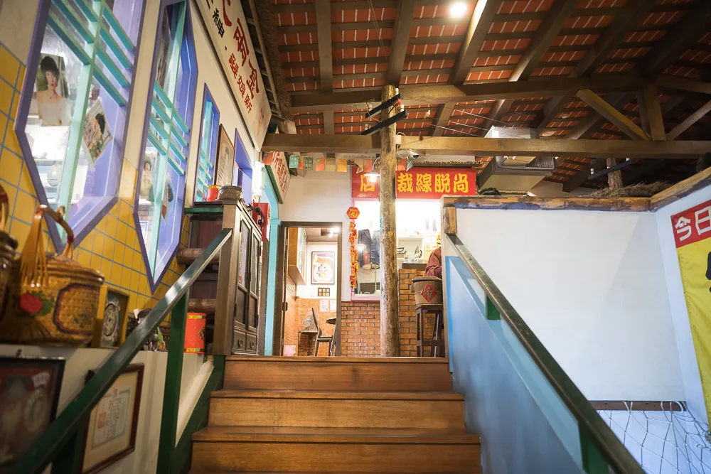 宜蘭駿懷舊餐廳|復古雜貨、黑膠唱片裝飾與紅磚牆餐廳空間,適合喜歡懷舊氛圍的聚餐場合 3 宜蘭駿懷舊餐廳 - 駿懷舊餐廳在哪?位置、空間與用餐動線