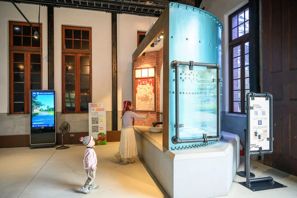 台南水道博物館｜室內，展示館，兒童，女子，大型金屬展示櫃，高窗，木柱，螢幕立牌，水泥地板