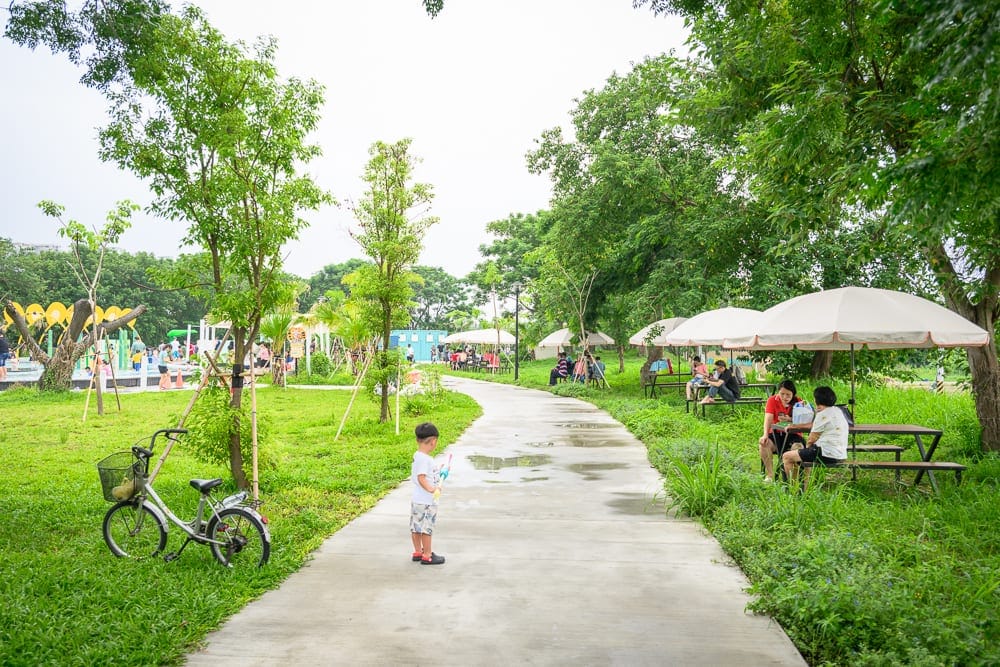 雲林虎尾632親水公園完整指南|戲水池與親子玩法解析 4 雲林虎尾632親水公園 水槍對戰、草地休憩與園區動線