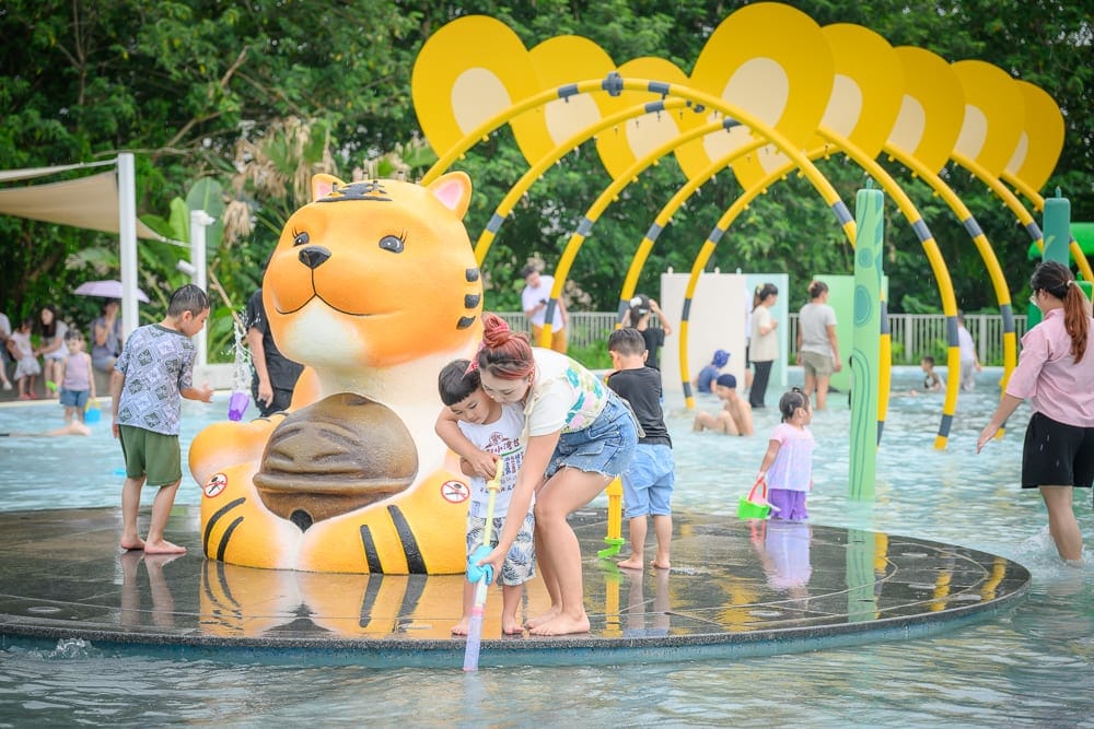 雲林虎尾632親水公園完整指南|戲水池與親子玩法解析 3 雲林虎尾632親水公園 老虎雕塑、噴水拱門與淺水區配置
