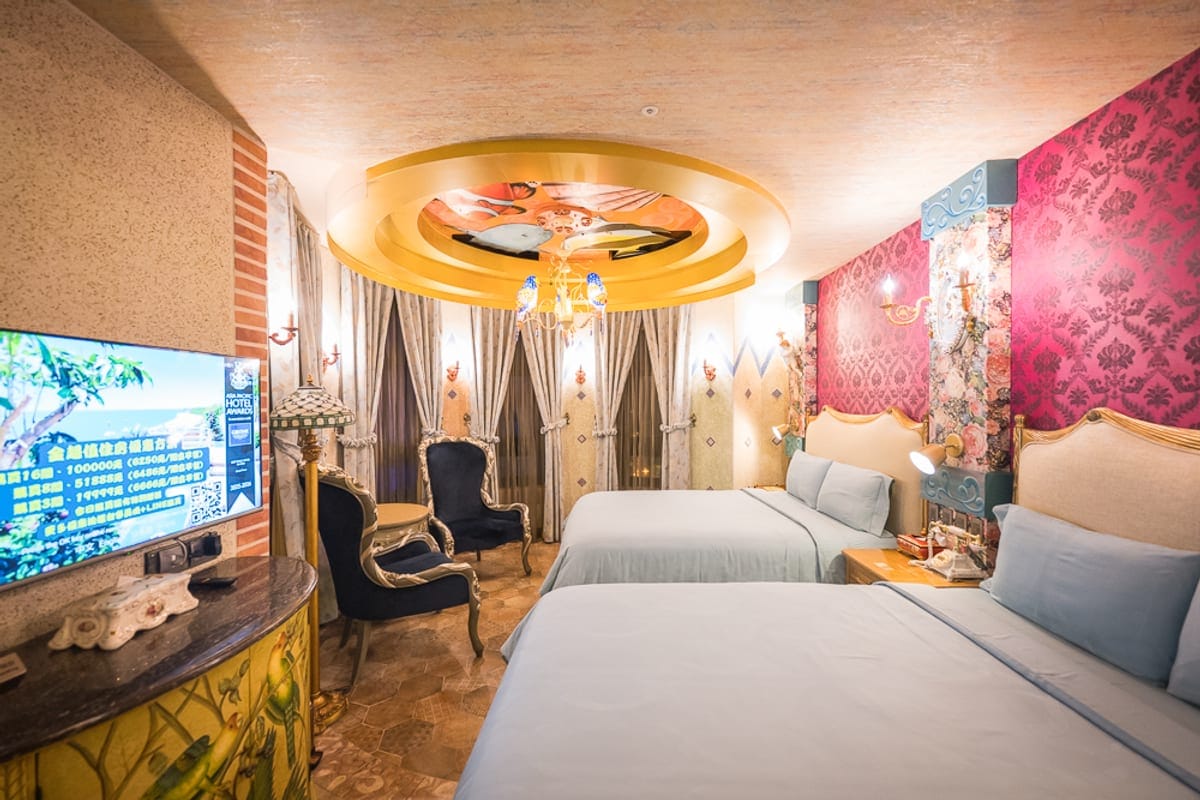 花蓮七星潭水上明月海景渡假旅店 Hotelmoon 完整攻略|歐式城堡建築與住宿體驗 1 花蓮水上明月海景旅店|室內,臥室,雙人床,電視,沙發,圓形天花板吊燈,紅紫色壁紙。房間內擺放兩張白色雙人床,左側壁掛電視正