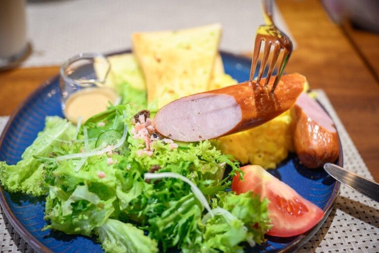 花蓮榮市食堂｜工業風咖啡廳附設餐點，備有室內綠植座位區與戶外裝置
