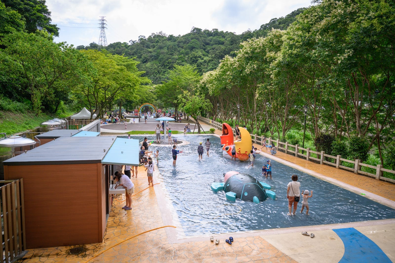 基隆暖暖親水公園完整指南|淺水戲水池與親子玩水設施解析 5 基隆暖暖親水公園 幫浦紅磚樓、吊橋與暖暖街