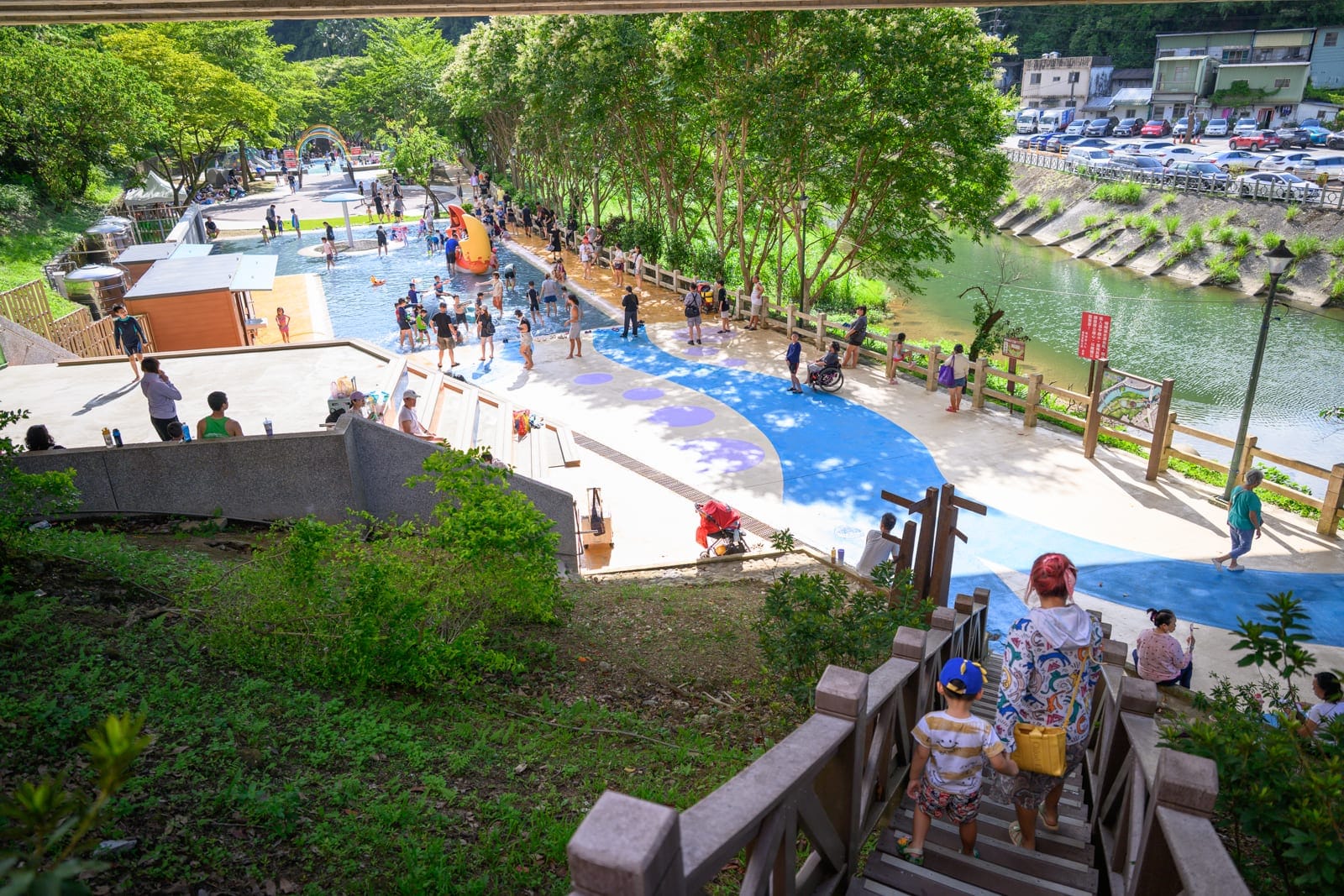 基隆暖暖親水公園完整指南|淺水戲水池與親子玩水設施解析 3 基隆暖暖親水公園 淺水池、噴水區與螃蟹造型裝置