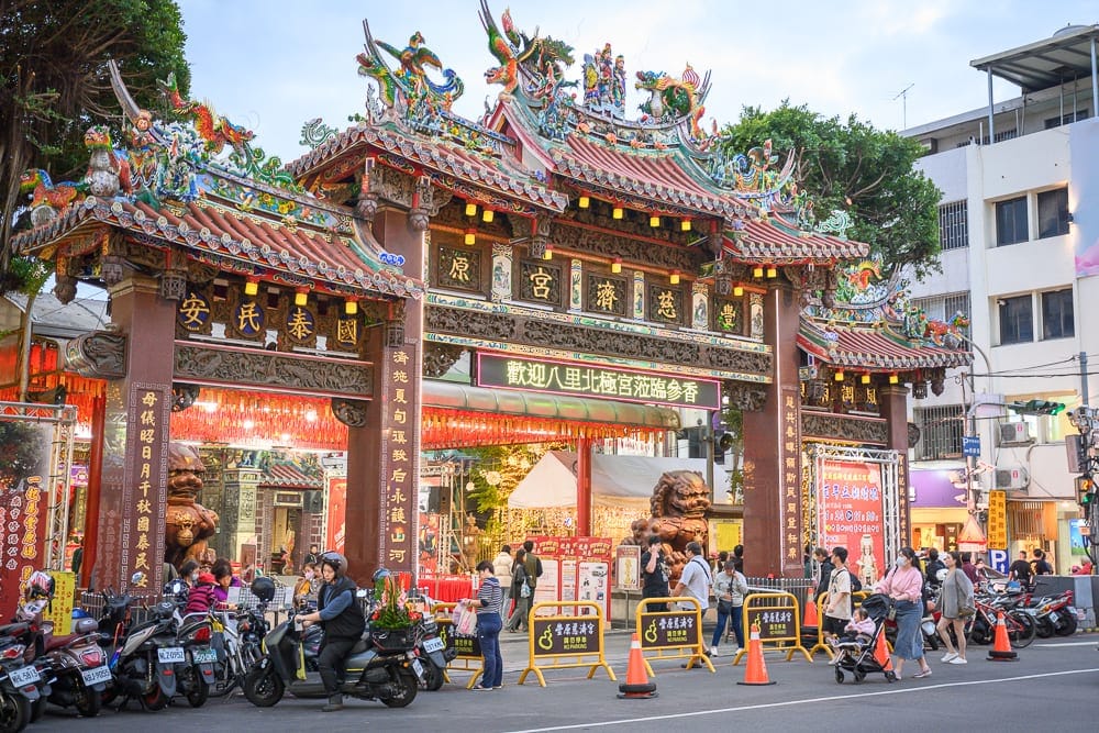 台中豐原廟東夜市完整攻略|慈濟宮老街小吃與必吃指南 3 台中廟東夜市 菱角酥、蚵仔煎、肉圓、排骨麵