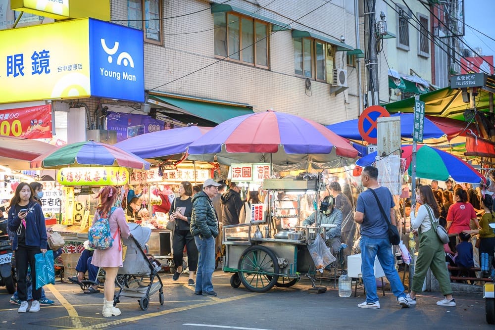 台中豐原廟東夜市完整攻略|慈濟宮老街小吃與必吃指南 5 台中廟東夜市 假日夜間、號碼牌、30年老字號