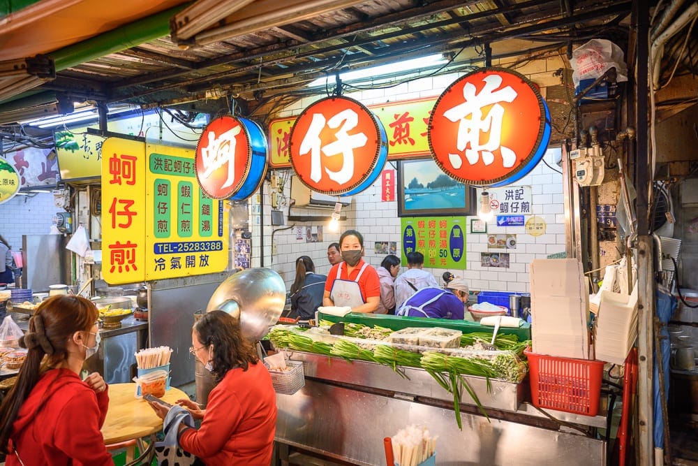 台中豐原廟東夜市完整攻略|慈濟宮老街小吃與必吃指南 4 台中廟東夜市 慈濟宮牌樓、窄巷街道、座位區