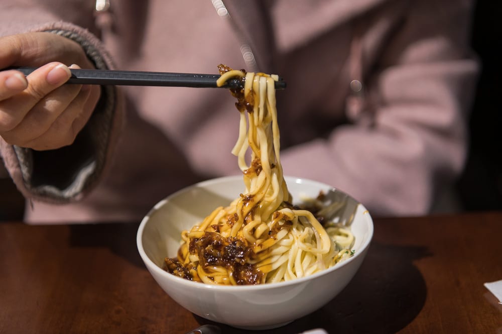 新竹關西一銀麵完整指南|黃色麵條配肉燥醬汁,號碼燈叫號候位 3 新竹關西美食 黃色麵條與地瓜球選擇