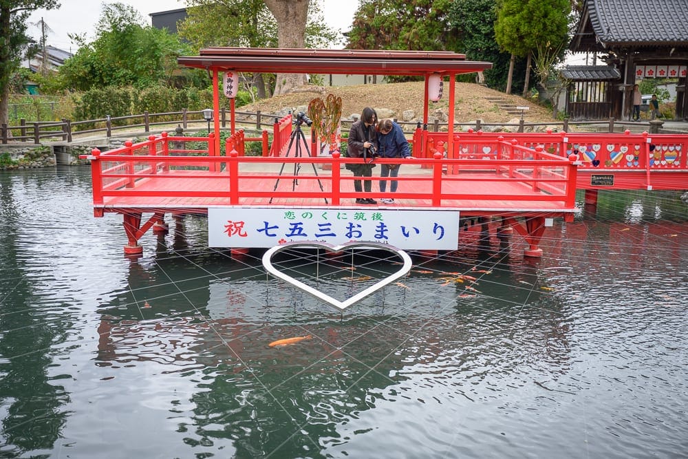 日本九州-戀木神社 心型石板路、紅色水上涼亭與錦鯉池塘
