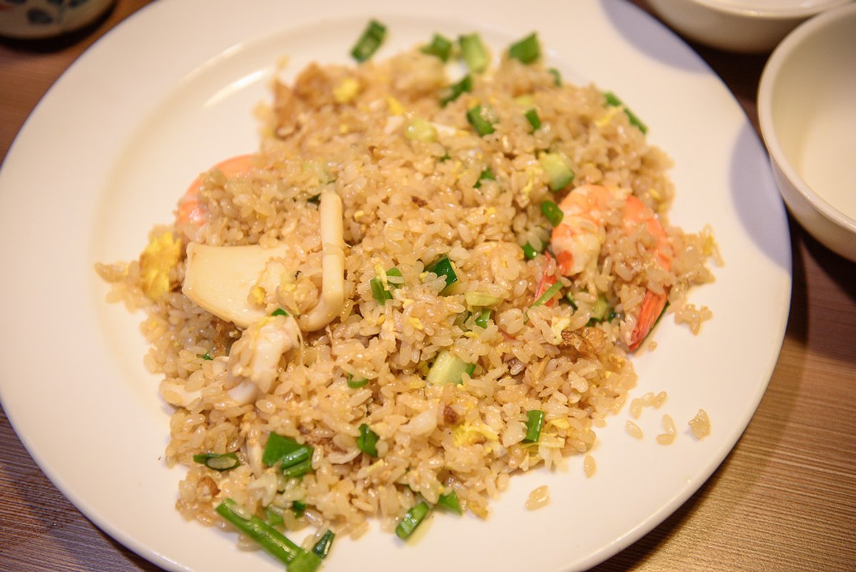屏東阿嘉耕逃小翠越南美食｜蝦仁煎餅、海鮮炒飯，夜間有排隊人潮，建議提早前往