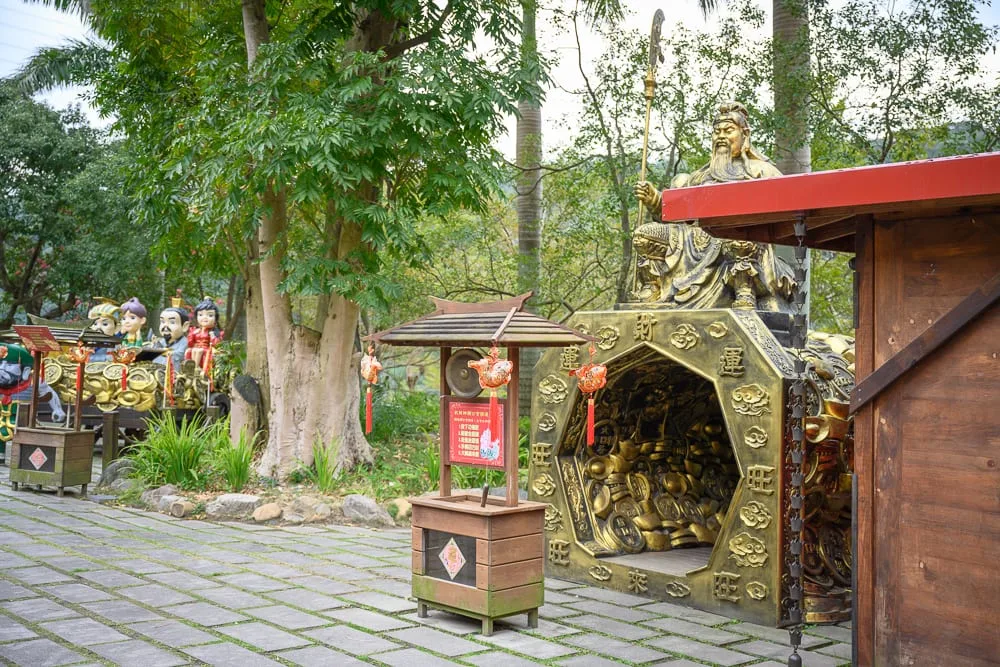 桃園威天宮 武將神像、聚寶盆基座與佛像雕刻