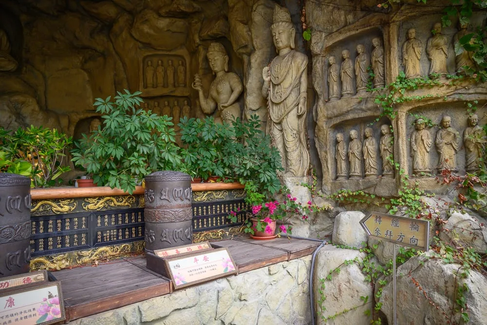 桃園威天宮｜石壁，佛像，轉經輪，綠植，花盆，告示牌，岩洞，寺廟