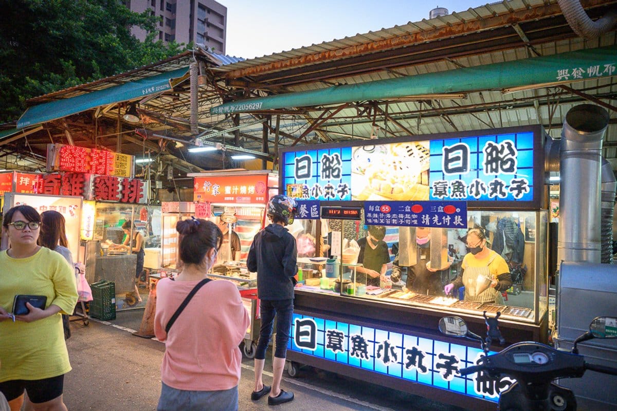 台中忠孝路夜市|招牌林立、攤位聚集,備有停車場但尖峰時段車位易滿 6 台中忠孝路夜市 - 忠孝路夜市附近景點與一日遊組合