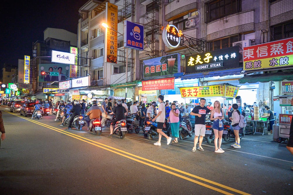 台中忠孝路夜市|招牌林立、攤位聚集,備有停車場但尖峰時段車位易滿 3 台中忠孝路夜市 - 忠孝路夜市在哪?位置、規模與遊玩動線