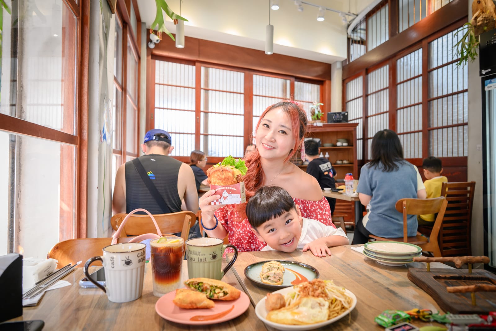 新北十二春台式早午餐｜木質門面搭卡通彩繪牆，漢堡蛋餅炒麵一次收