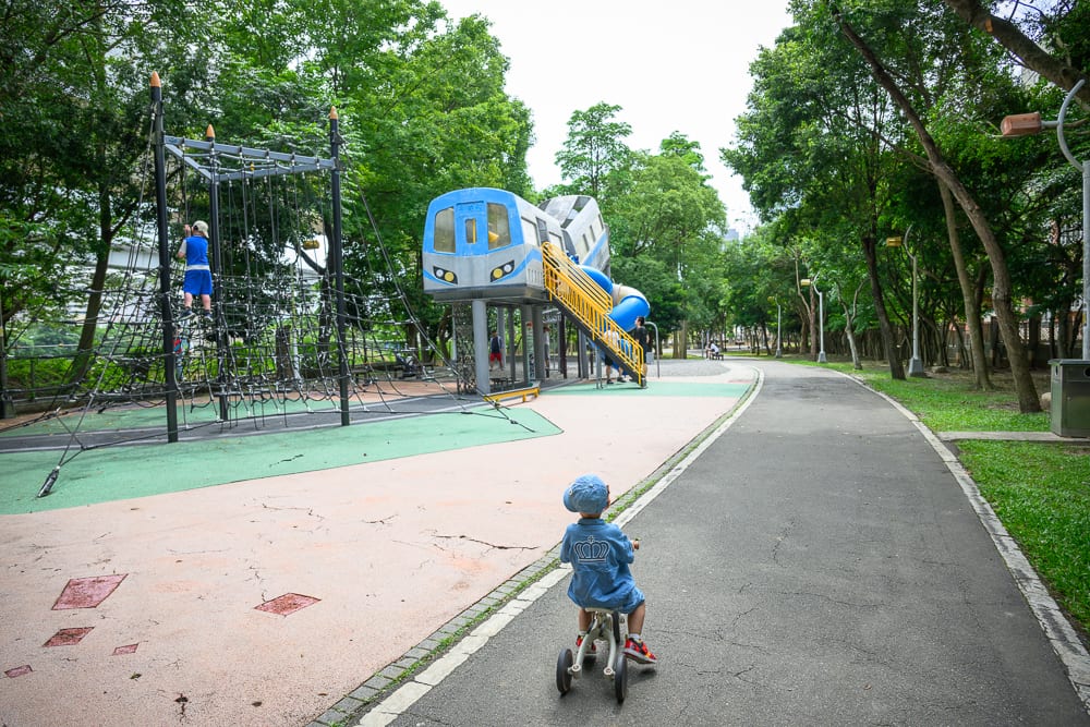 新北林口樂活公園 林蔭柏油小徑與草地空間