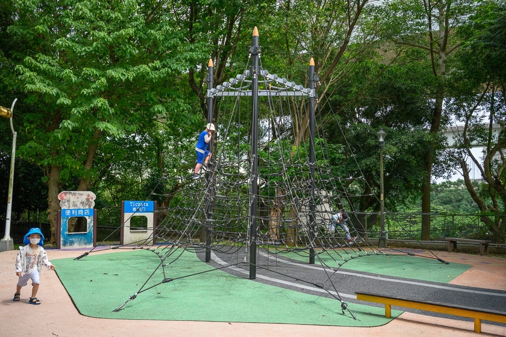 新北林口樂活公園 捷運車廂、火車溜滑梯與錐形攀爬網