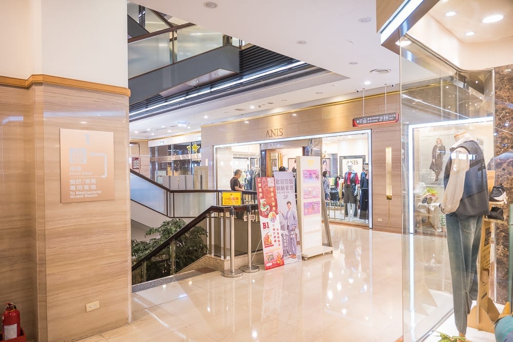 高雄福華大飯店完整攻略|屋頂泳池、早餐自助與尊爵房型解析 5 高雄福華飯店 10樓戶外設施實況