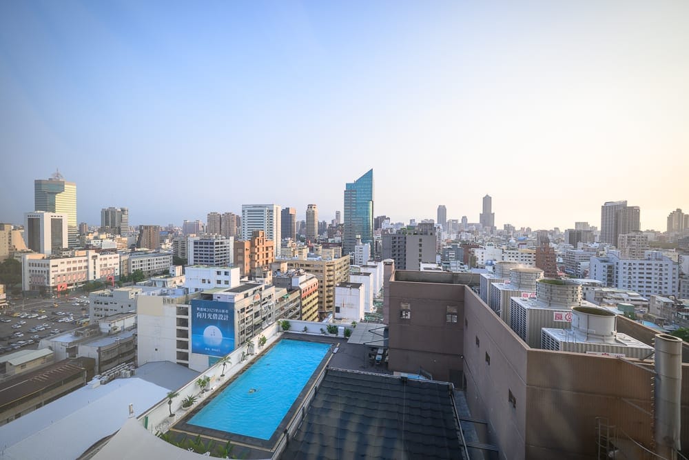 高雄福華大飯店完整攻略|屋頂泳池、早餐自助與尊爵房型解析 4 高雄福華飯店 五樓麗香苑自助早餐與七賢吧飲品