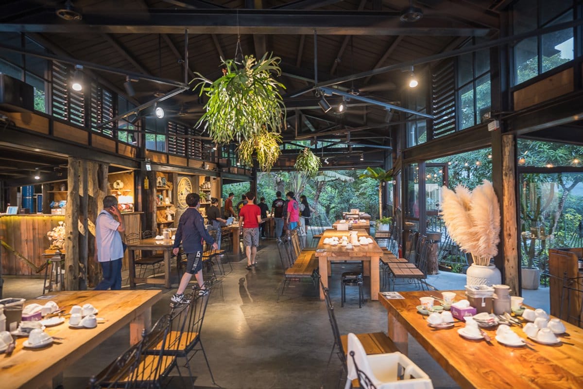 屏東居高風味餐廳|山景露台、木質室內座位與用餐重點 1 屏東居高風味餐廳|山林景觀露台與木質室內空間,適合想邊用餐邊俯瞰山谷的旅客