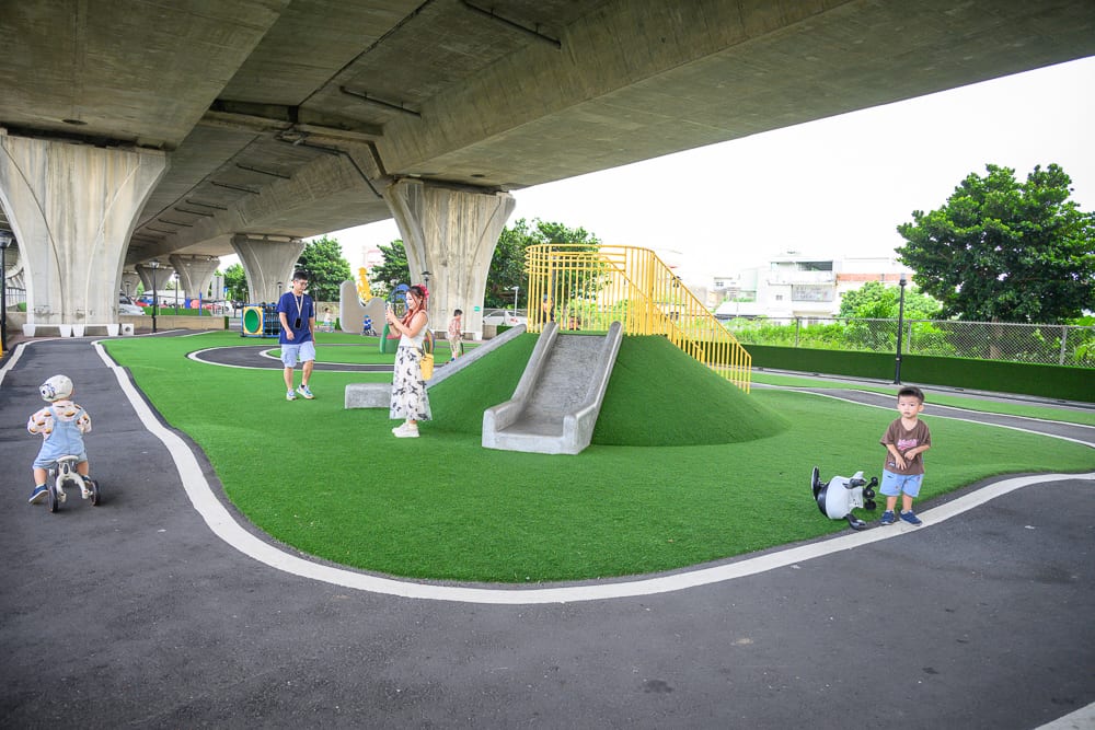 苗栗竹南滑步車公園 跑道、飛機遊具與草皮溜滑梯